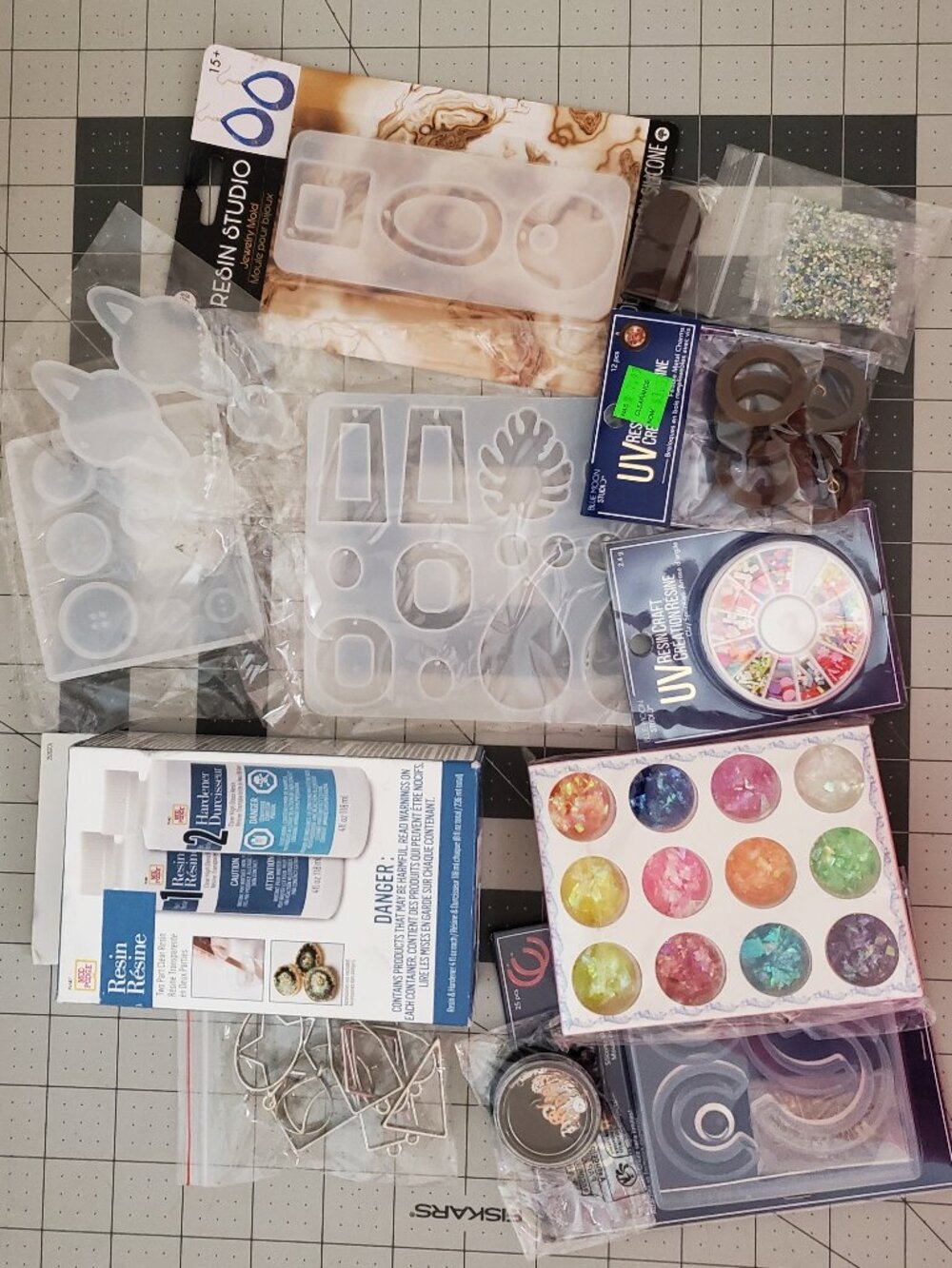Resin Craft Destash – Silicone Molds, UV Resin, Glitter & Charms
